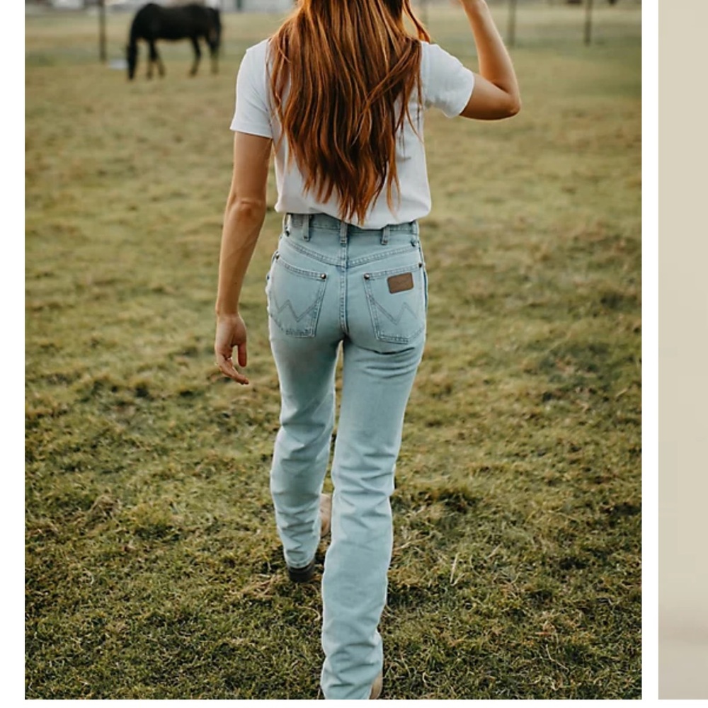 Cowboy cut slim wranglers in bleach wash